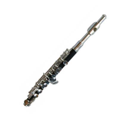 Flauta transversal preta com chaves prateadas em fundo branco