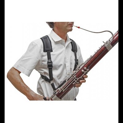 Pessoa a tocar fagote castanho com suporte preto de ombro