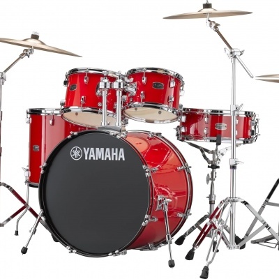 bateria acústica Yamaha vermelha com pratos metálicos