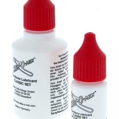 Duas embalagens brancas com tampas vermelhas e textos em preto