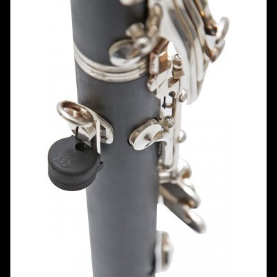 Parte de uma clarinete preta com detalhes metálicos prateados e acessório preto pendurado