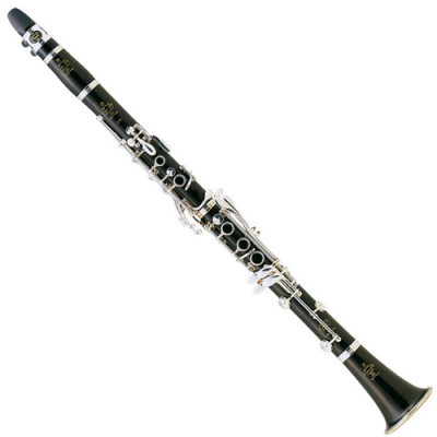 Clarinete preto com chaves prateadas e detalhes dourados
