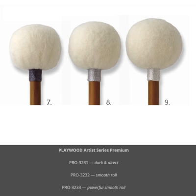 Três maços de percussão de feltro branco em cabos de madeira com detalhes em fios de cor diferente, numerados 7, 8 e 9, sobre fundo branco, com legenda abaixo.