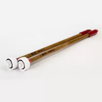 Dois rolos de massagem em madeira com pontas vermelhas e discos brancos