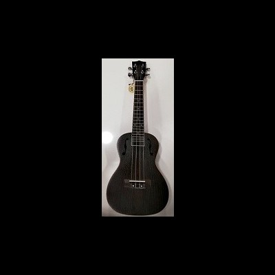 Guitarra de madeira escura com seis cordas e cabeçote preto