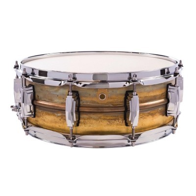 Bateria snare drum metálica com corpo em bronze envelhecido e ferragens cromadas.