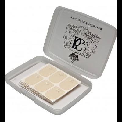 Estojo cinzento com almofadas adesivas bege e logótipo preto na tampa