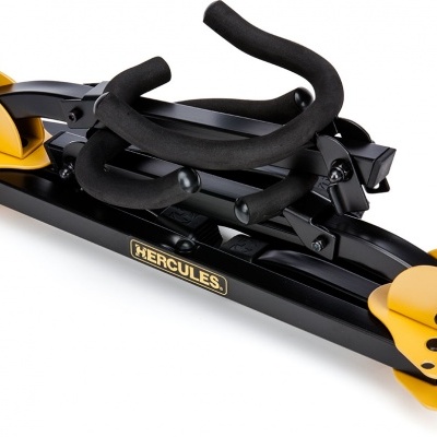 Suporte para guitarra preto e amarelo com almofadas de espuma pretas e etiqueta HERCULES