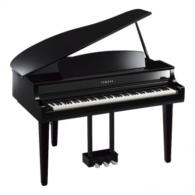 Piano de cauda preto brilhante YAMAHA com teclas e pedais