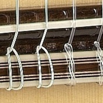 Close-up das cordas e trastes de uma guitarra clássica com padrão decorativo na roseta