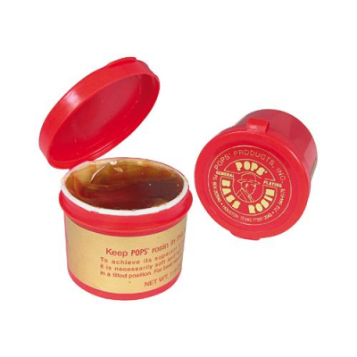 Recipientes vermelhos de plástico com resina castanha e rótulos com texto em inglês