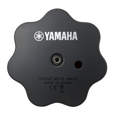 Dispositivo preto formato flor com logotipo YAMAHA e texto PICKUP MUTE PM7X MADE IN CHINA