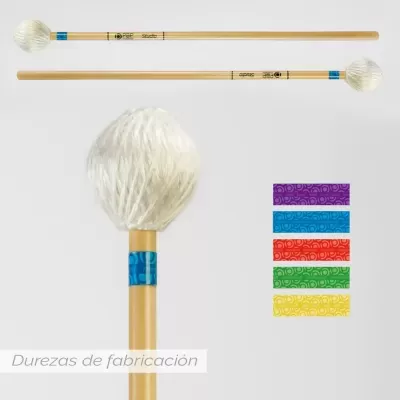 Baquetas de marimba com cabeça branca e fita adesiva colorida em fundo branco