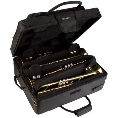 Mala preta para trompetes com três trompetes dourados dentro