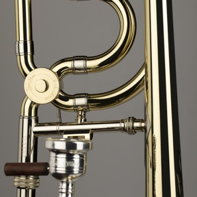 Close-up de trombone dourado em fundo cinza