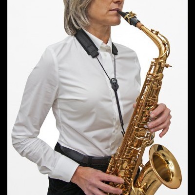 Pessoa com camisa branca a tocar saxofone tenor dourado