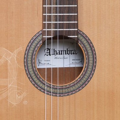 Guitarra clássica Alhambra com tampo em madeira clara e cordas brancas