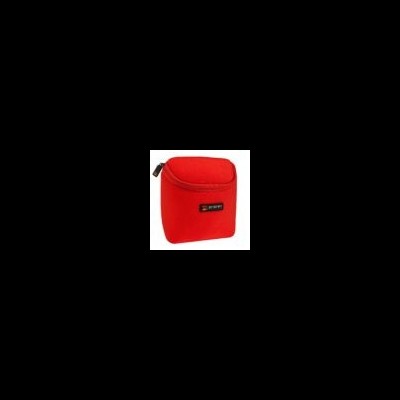 Estojo vermelho de tecido com etiqueta preta e fecho