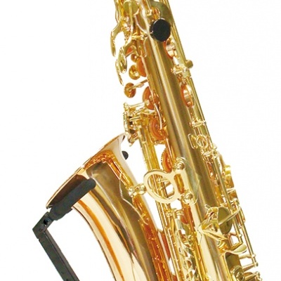 Saxofone tenor dourado em tripé preto