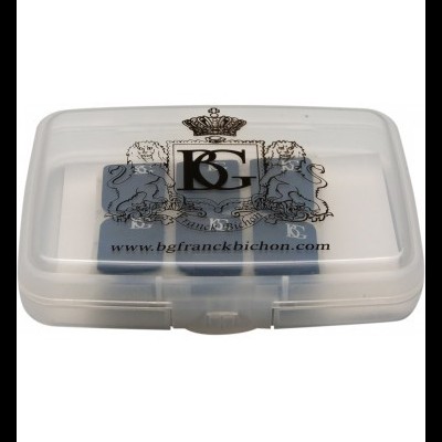 Estojo plástico transparente com acessórios azuis visíveis e logotipo BG Franck Bichon