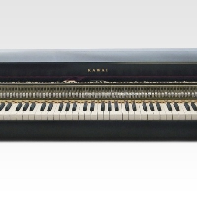Piano de cauda KAWAI preto com teclas expostas