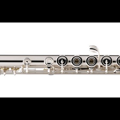 Flauta transversal metálica prateada em fundo branco