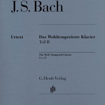 Capa de livro azul claro com texto em preto de peça musical de J.S. Bach