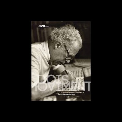 Homem de cabelo enceracolado e óculos concentrado sentado, texto sobreposto na imagem.