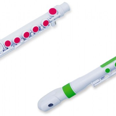 Quatro flautas doces coloridas em linha