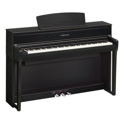 Piano digital preto Yamaha com 88 teclas e três pedais