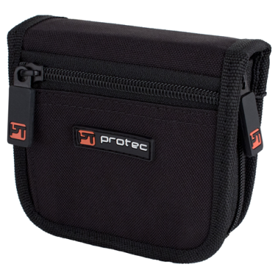 Bolsa preta com zíper e etiqueta da marca PROTEC em tecido