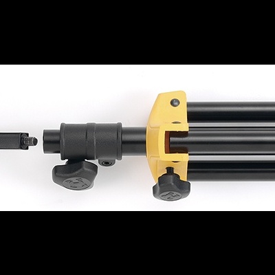 Suporte ajustável metálico preto com detalhe amarelo e base tripé