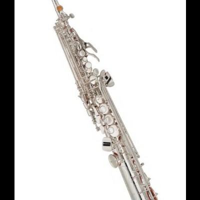 saxofone soprano prateado com bocal preto e teclas