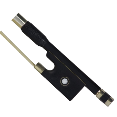 Arco de violino preto com crina branca e detalhes metálicos