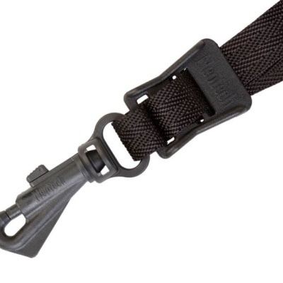 Cinta preta de tecido com fecho de plástico e gancho