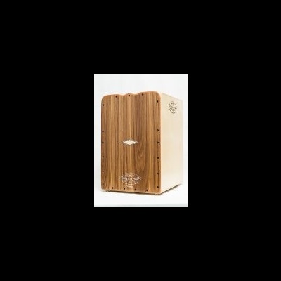 Cajón em madeira clara e escura com logotipos visíveis