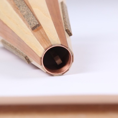 Abajur em madeira com lamas coloridas e detalhes rugosos