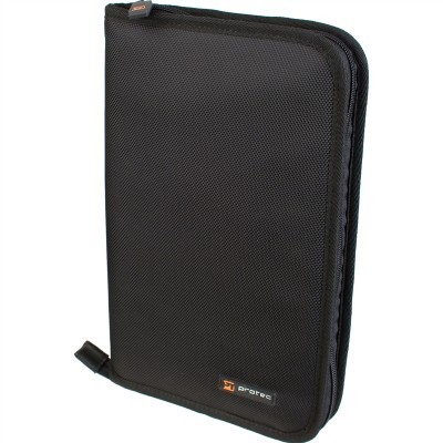 Estojo organizador preto em tecido texturizado com fecho de correr e etiqueta LEO PC TEC