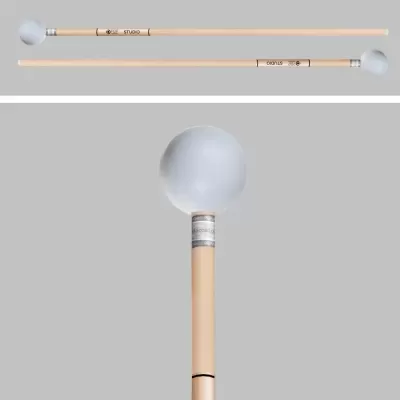 Baquetas de percussão com cabo de madeira clara e cabeça branca redonda