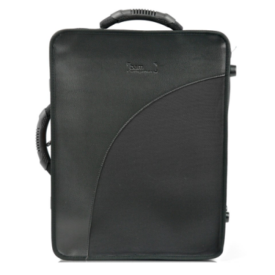 Mala preta com dois materiais e duas pegas, texto 'team' no centro superior