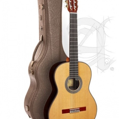 Violão clássico com estojo rígido bege