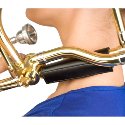 Tuba dourada com almofada preta apoiada no ombro de pessoa com camisa azul