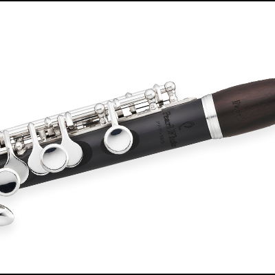 Flauta doce de madeira escura com chaves de metal prateado