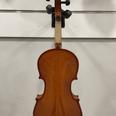 Violino de madeira castanho pendurado na parede