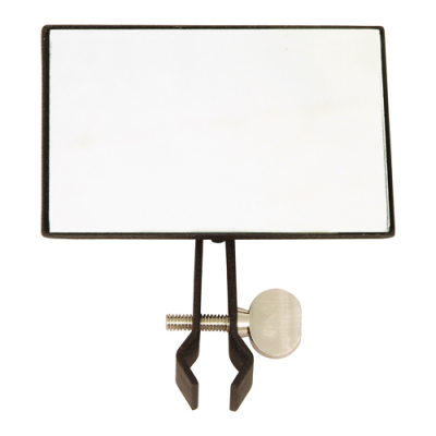 Espelho retangular com moldura preta e suporte metálico de fixação.