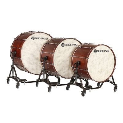 Três timbales BERGERAULT em diferentes tamanhos, com peles brancas e corpo em madeira castanho.