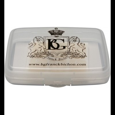 Caixa de plástico translúcido com logótipo e texto impresso