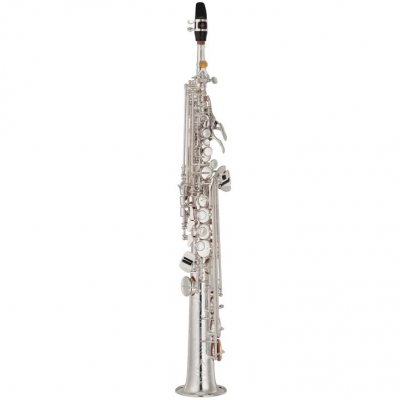 Clarinete prateado com bocal preto num fundo branco