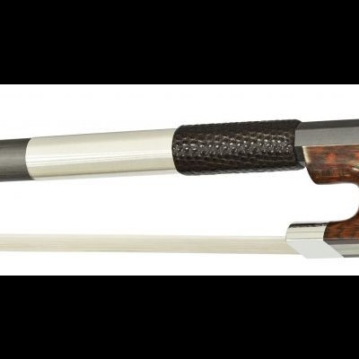 Arco de violino com haste de madeira e enrolamento negro