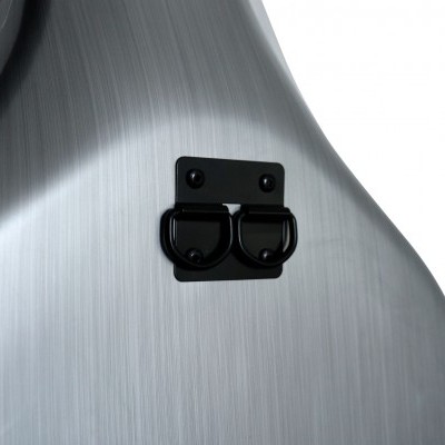 Suporte preto de metal com dois anéis numa superfície metálica prateada escovada